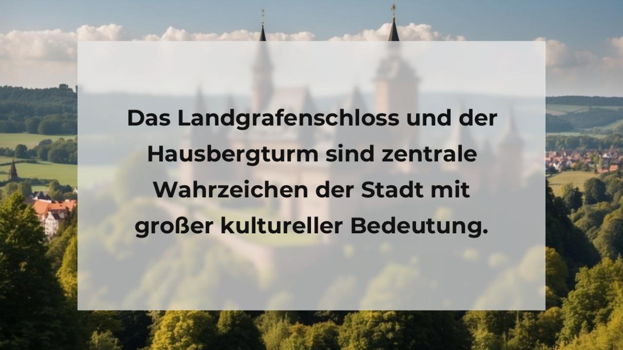 Das Landgrafenschloss und der Hausbergturm sind zentrale Wahrzeichen der Stadt mit großer kultureller Bedeutung.