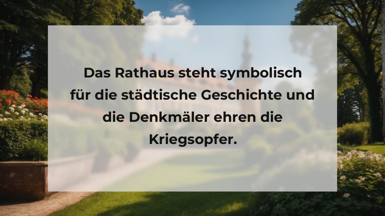 Das Rathaus steht symbolisch für die städtische Geschichte und die Denkmäler ehren die Kriegsopfer.