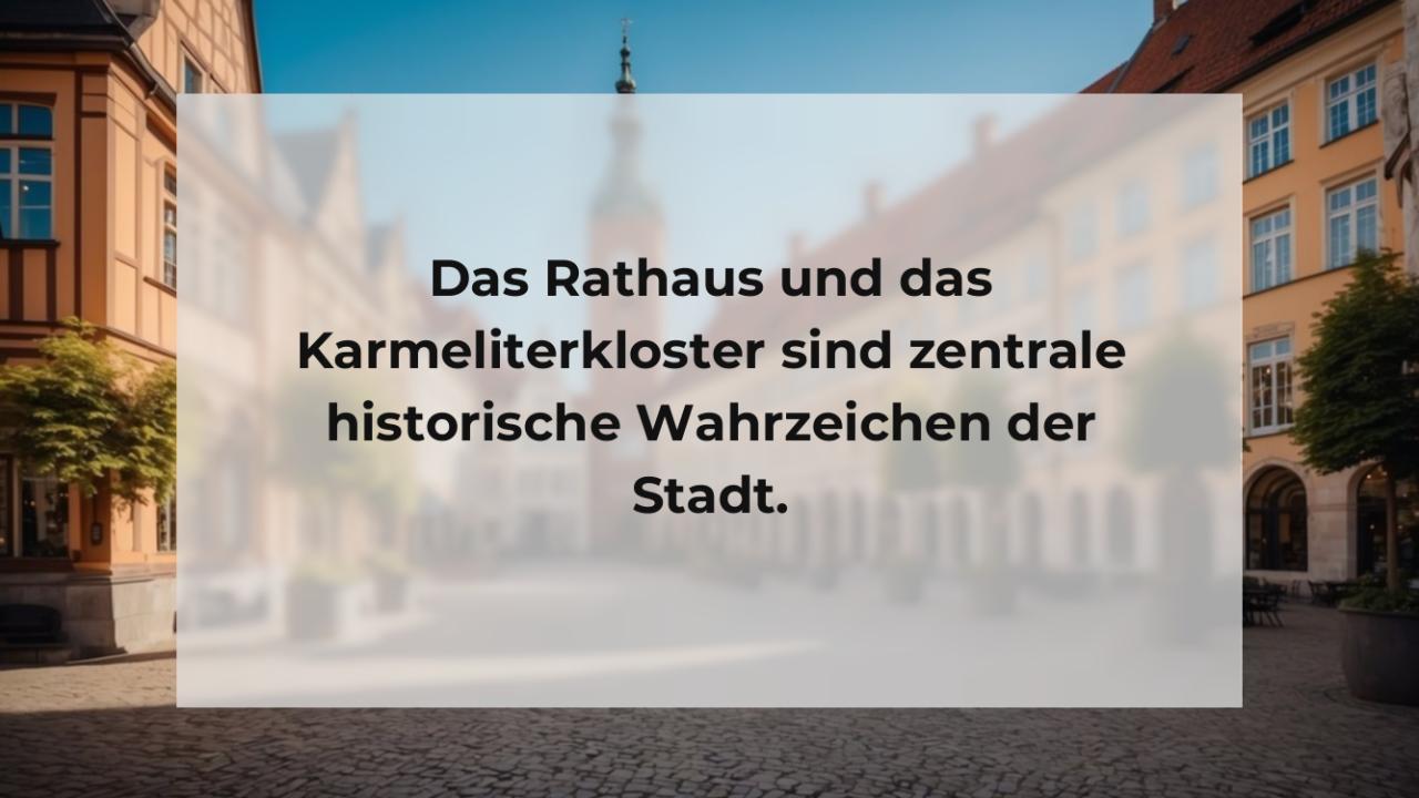 Das Rathaus und das Karmeliterkloster sind zentrale historische Wahrzeichen der Stadt.