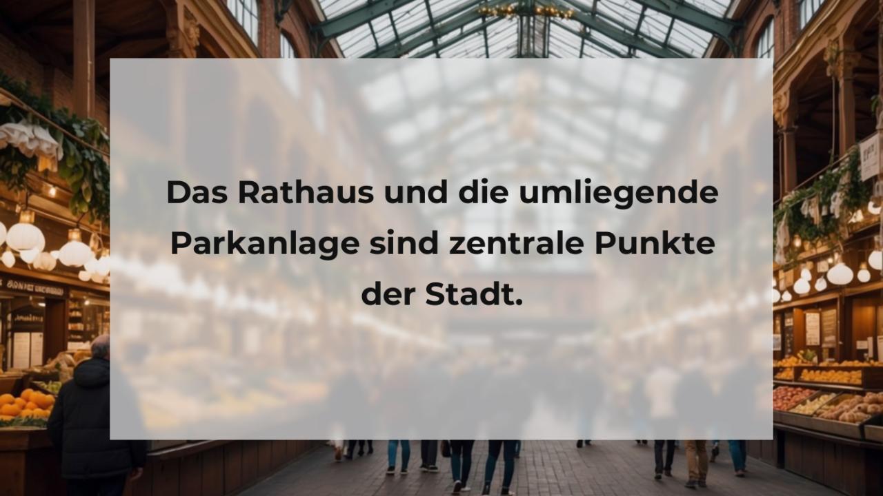 Das Rathaus und die umliegende Parkanlage sind zentrale Punkte der Stadt.