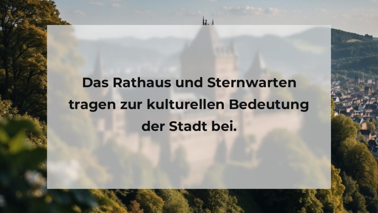 Das Rathaus und Sternwarten tragen zur kulturellen Bedeutung der Stadt bei.