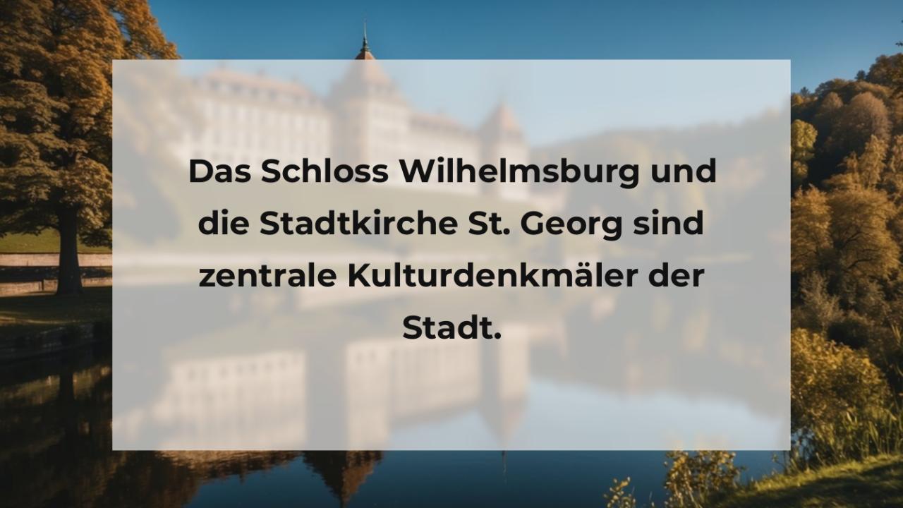 Das Schloss Wilhelmsburg und die Stadtkirche St. Georg sind zentrale Kulturdenkmäler der Stadt.