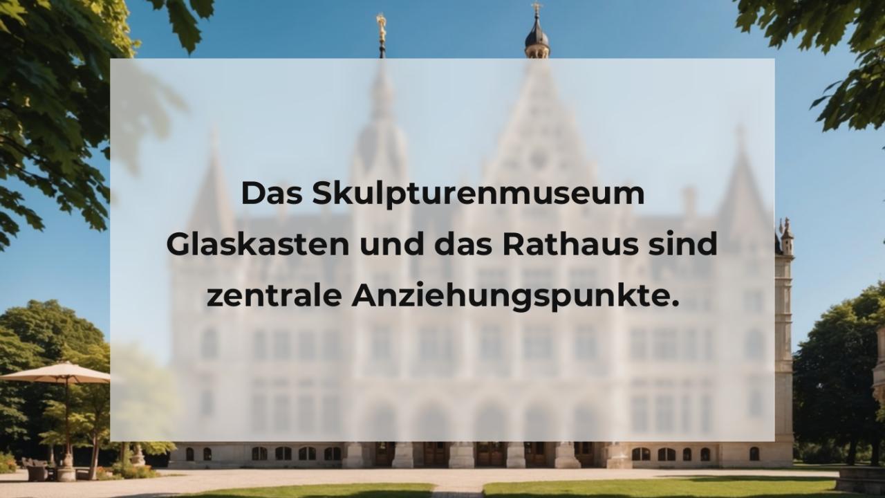 Das Skulpturenmuseum Glaskasten und das Rathaus sind zentrale Anziehungspunkte.