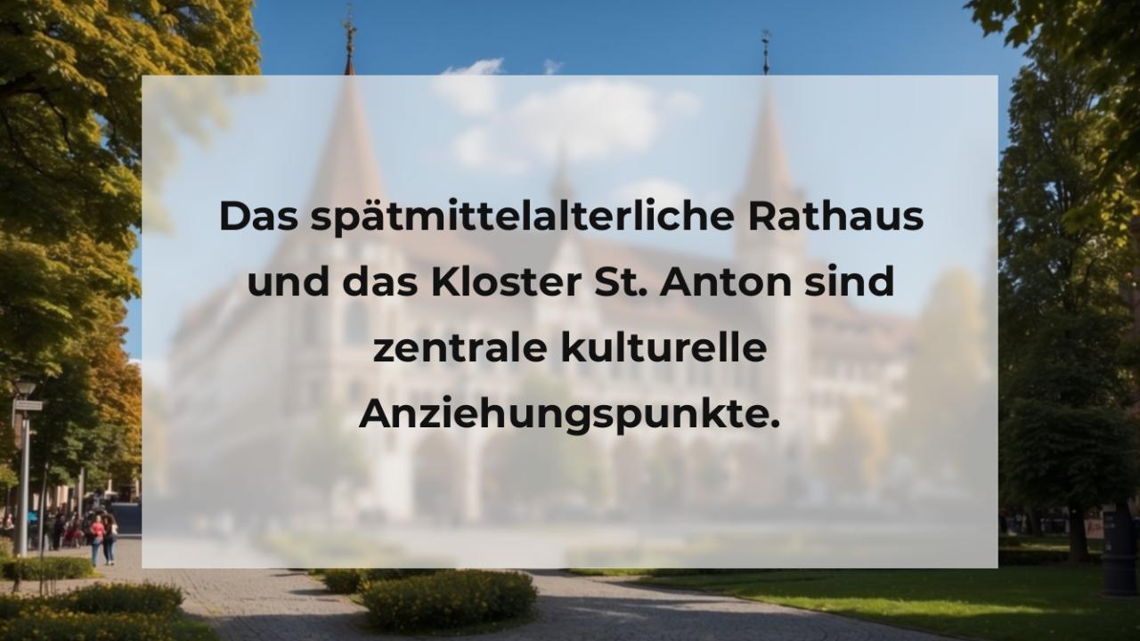 Das spätmittelalterliche Rathaus und das Kloster St. Anton sind zentrale kulturelle Anziehungspunkte.