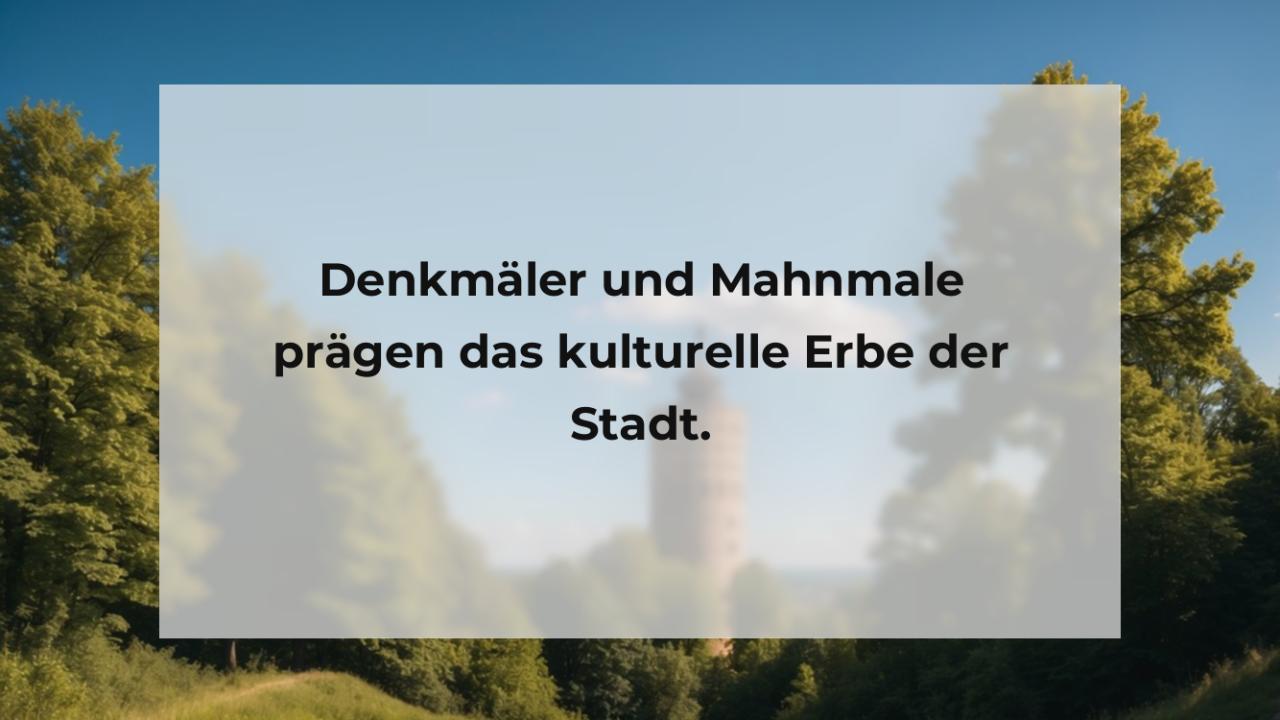 Denkmäler und Mahnmale prägen das kulturelle Erbe der Stadt.