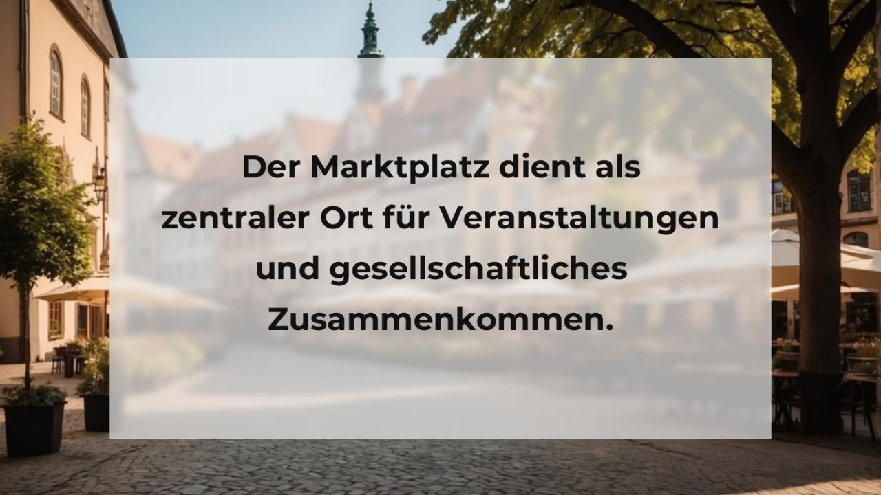 Der Marktplatz dient als zentraler Ort für Veranstaltungen und gesellschaftliches Zusammenkommen.