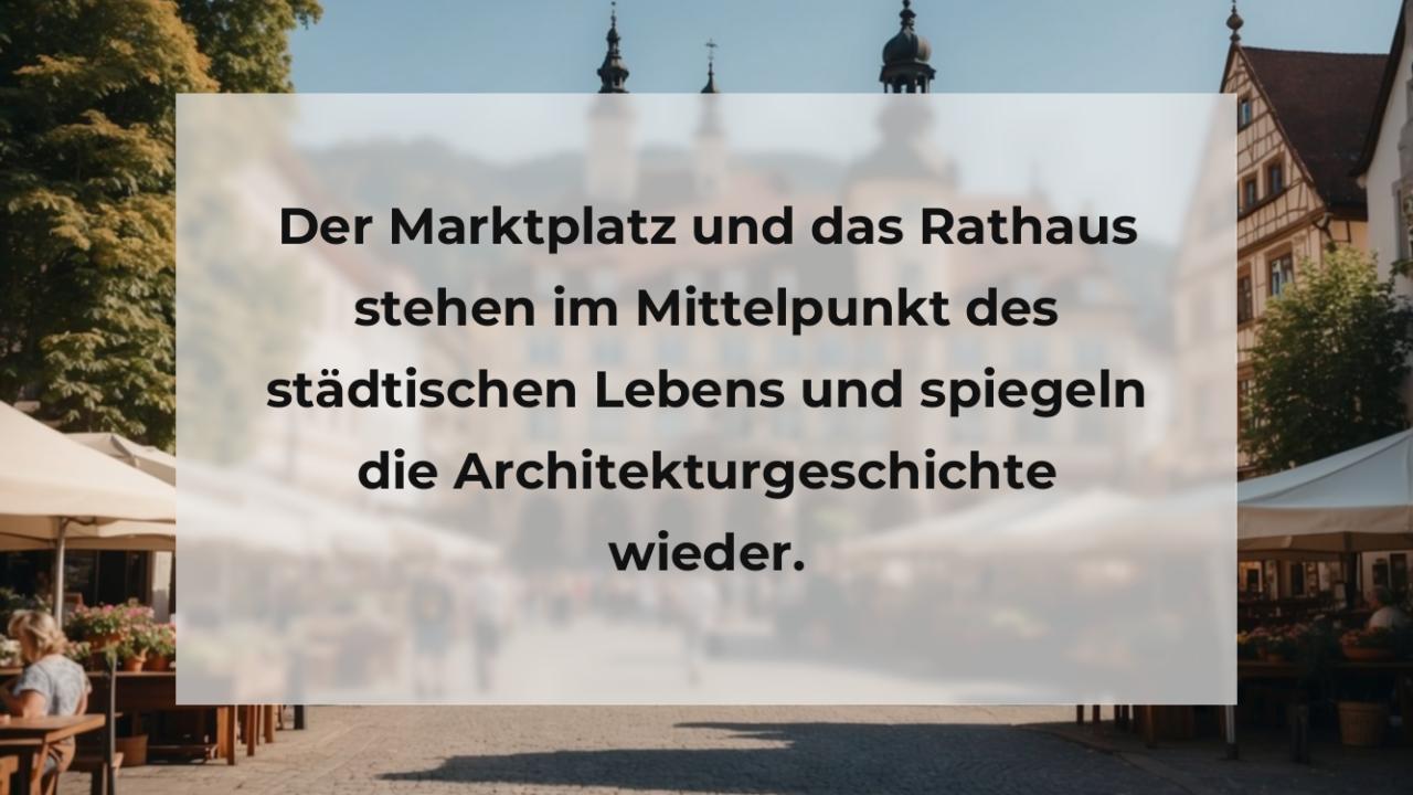 Der Marktplatz und das Rathaus stehen im Mittelpunkt des städtischen Lebens und spiegeln die Architekturgeschichte wieder.