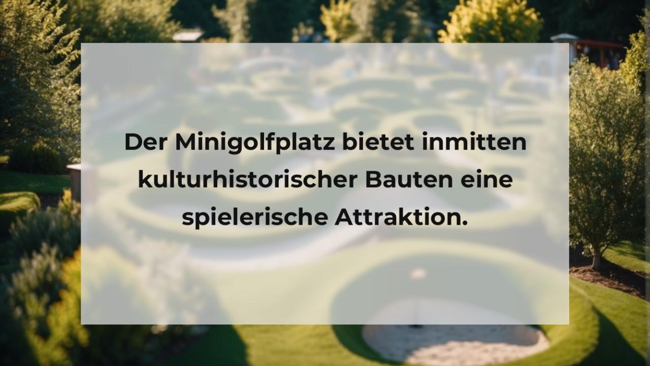 Der Minigolfplatz bietet inmitten kulturhistorischer Bauten eine spielerische Attraktion.