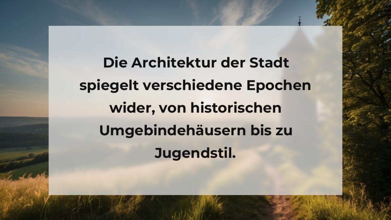 Die Architektur der Stadt spiegelt verschiedene Epochen wider, von historischen Umgebindehäusern bis zu Jugendstil.