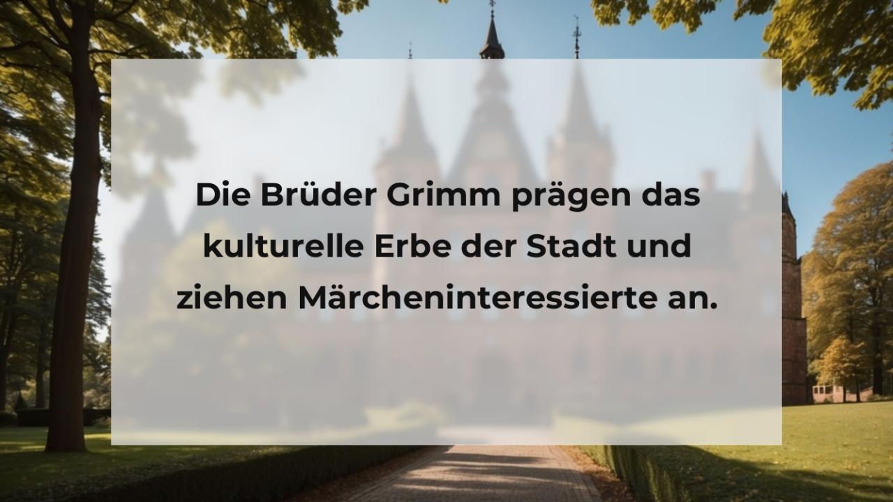 Die Brüder Grimm prägen das kulturelle Erbe der Stadt und ziehen Märcheninteressierte an.