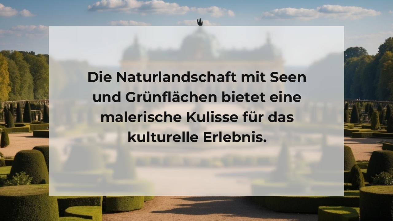 Die Naturlandschaft mit Seen und Grünflächen bietet eine malerische Kulisse für das kulturelle Erlebnis.