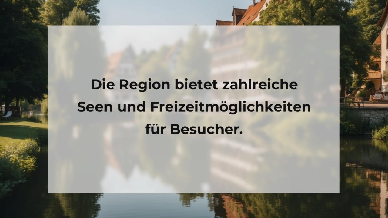 Die Region bietet zahlreiche Seen und Freizeitmöglichkeiten für Besucher.