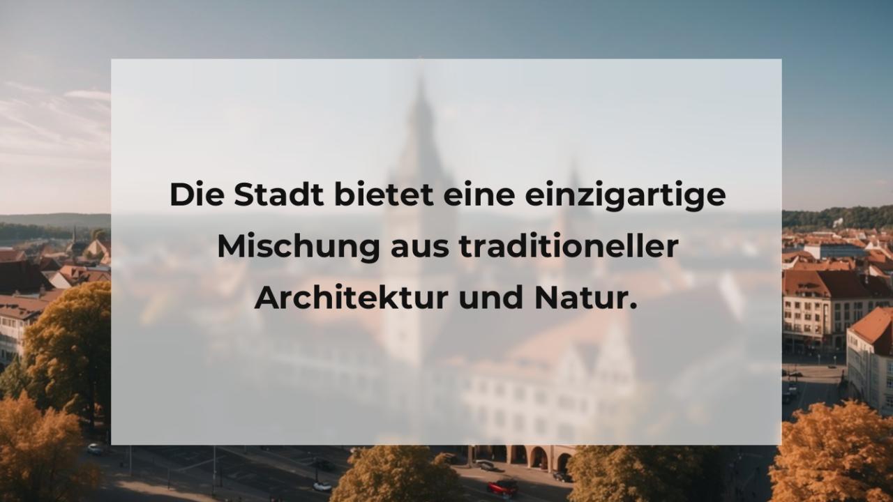 Die Stadt bietet eine einzigartige Mischung aus traditioneller Architektur und Natur.