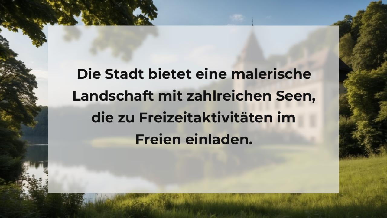 Die Stadt bietet eine malerische Landschaft mit zahlreichen Seen, die zu Freizeitaktivitäten im Freien einladen.