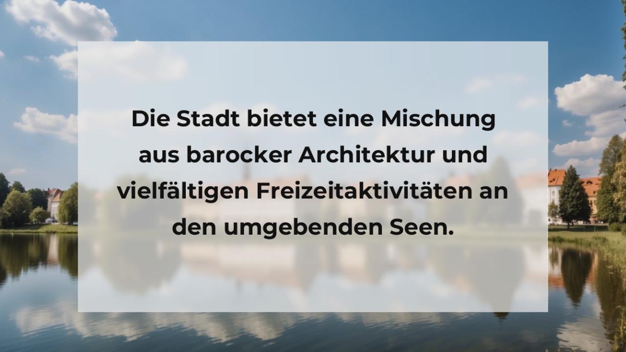 Die Stadt bietet eine Mischung aus barocker Architektur und vielfältigen Freizeitaktivitäten an den umgebenden Seen.