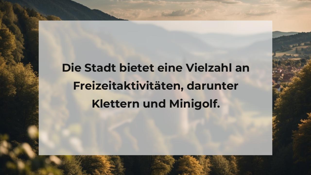 Die Stadt bietet eine Vielzahl an Freizeitaktivitäten, darunter Klettern und Minigolf.