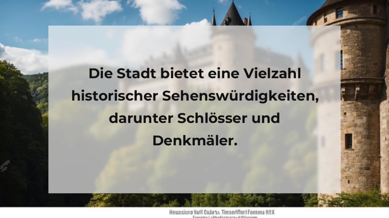 Die Stadt bietet eine Vielzahl historischer Sehenswürdigkeiten, darunter Schlösser und Denkmäler.