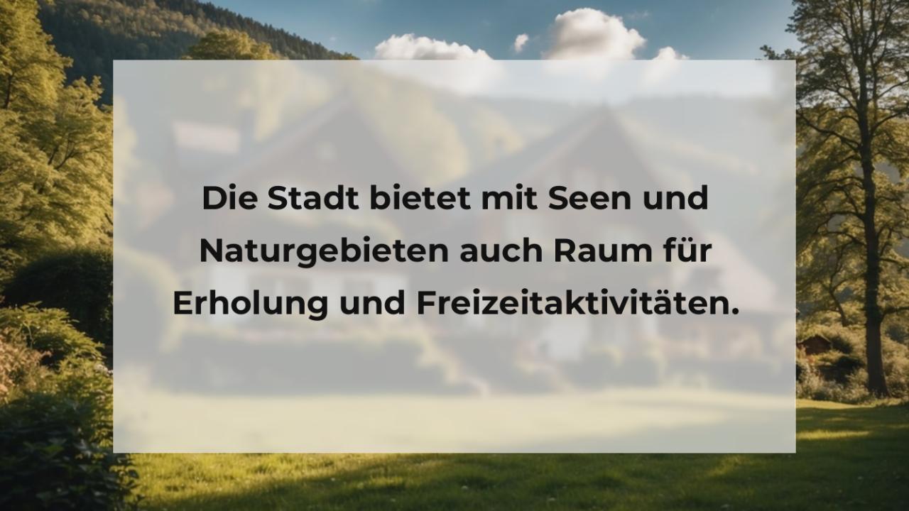 Die Stadt bietet mit Seen und Naturgebieten auch Raum für Erholung und Freizeitaktivitäten.