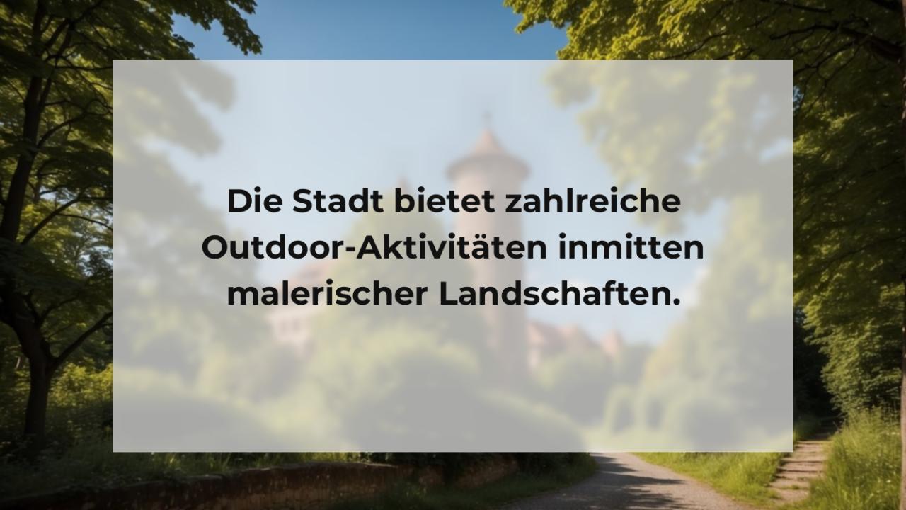 Die Stadt bietet zahlreiche Outdoor-Aktivitäten inmitten malerischer Landschaften.