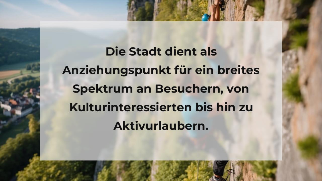 Die Stadt dient als Anziehungspunkt für ein breites Spektrum an Besuchern, von Kulturinteressierten bis hin zu Aktivurlaubern.