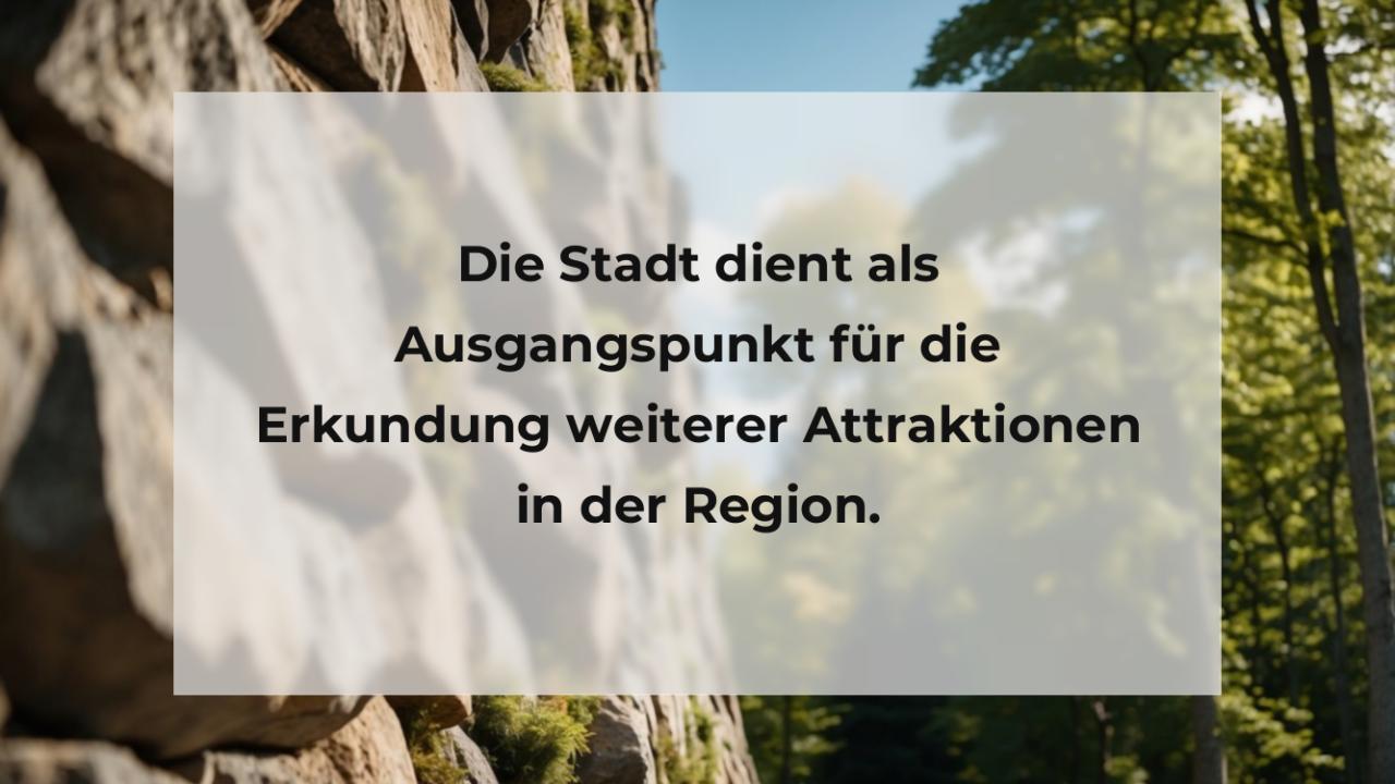 Die Stadt dient als Ausgangspunkt für die Erkundung weiterer Attraktionen in der Region.