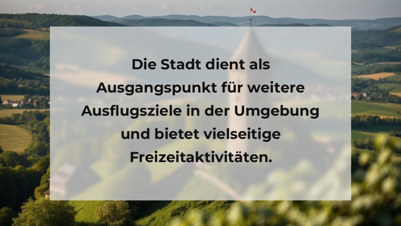 Die Stadt dient als Ausgangspunkt für weitere Ausflugsziele in der Umgebung und bietet vielseitige Freizeitaktivitäten.