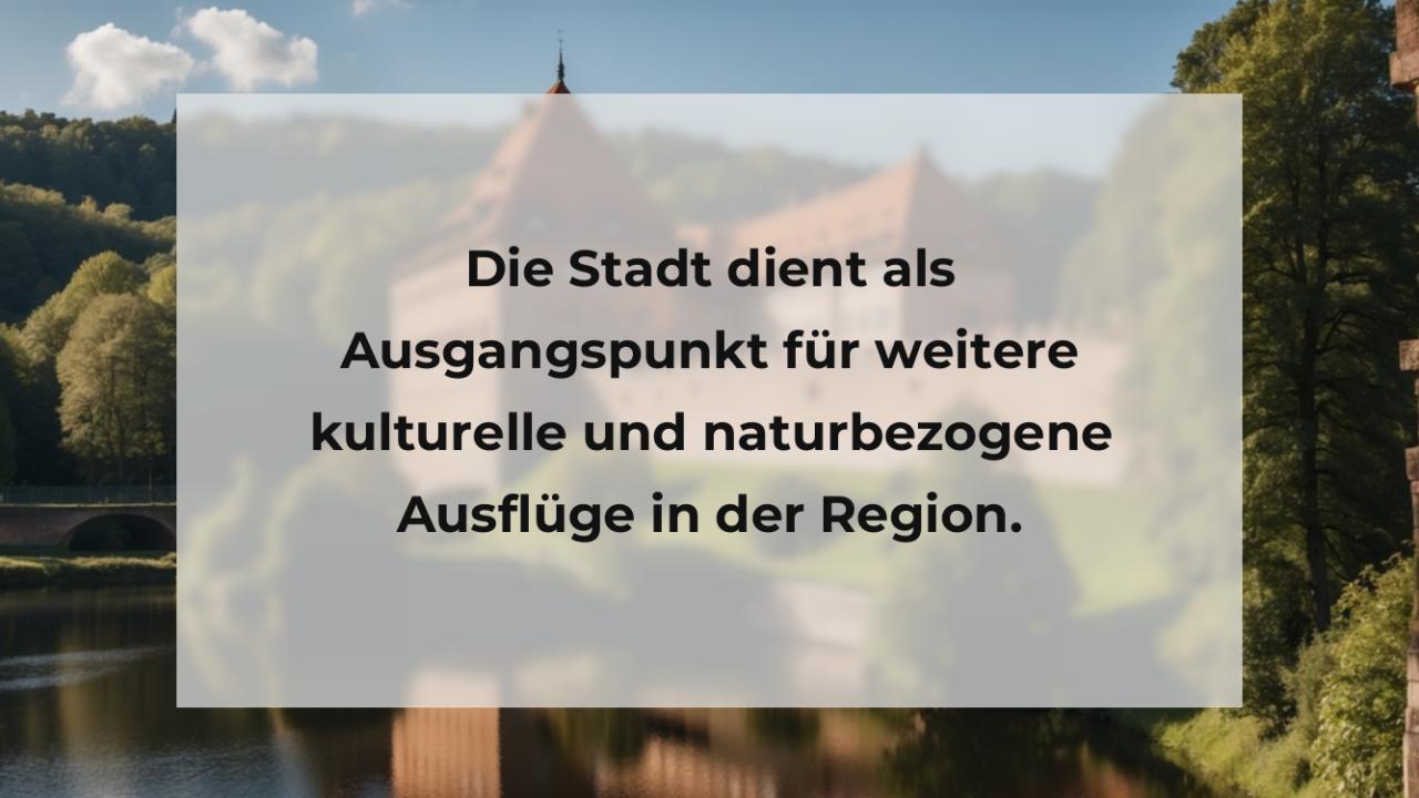 Die Stadt dient als Ausgangspunkt für weitere kulturelle und naturbezogene Ausflüge in der Region.