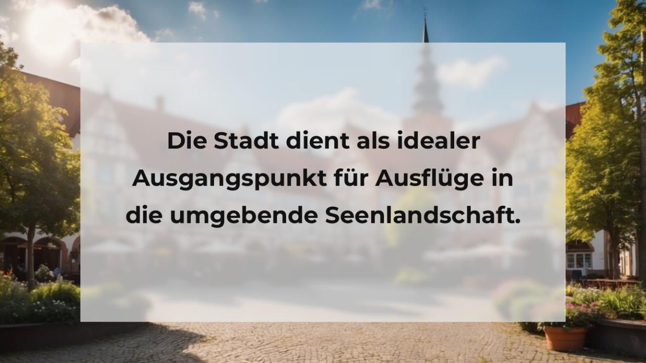 Die Stadt dient als idealer Ausgangspunkt für Ausflüge in die umgebende Seenlandschaft.