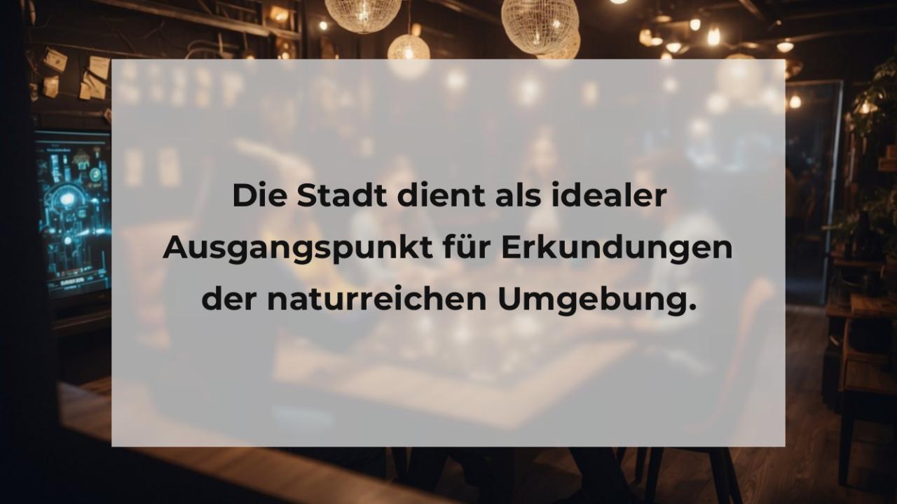 Die Stadt dient als idealer Ausgangspunkt für Erkundungen der naturreichen Umgebung.