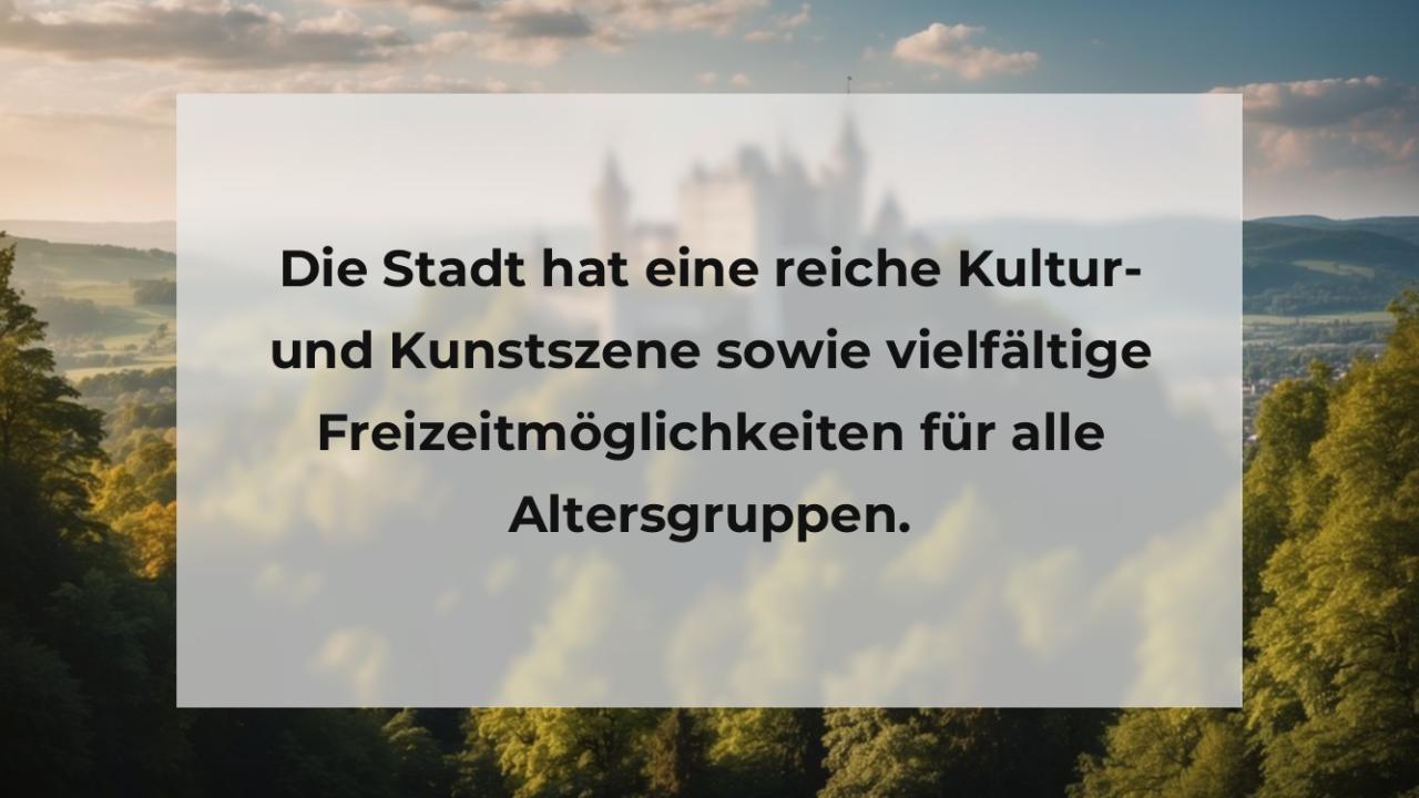 Die Stadt hat eine reiche Kultur- und Kunstszene sowie vielfältige Freizeitmöglichkeiten für alle Altersgruppen.