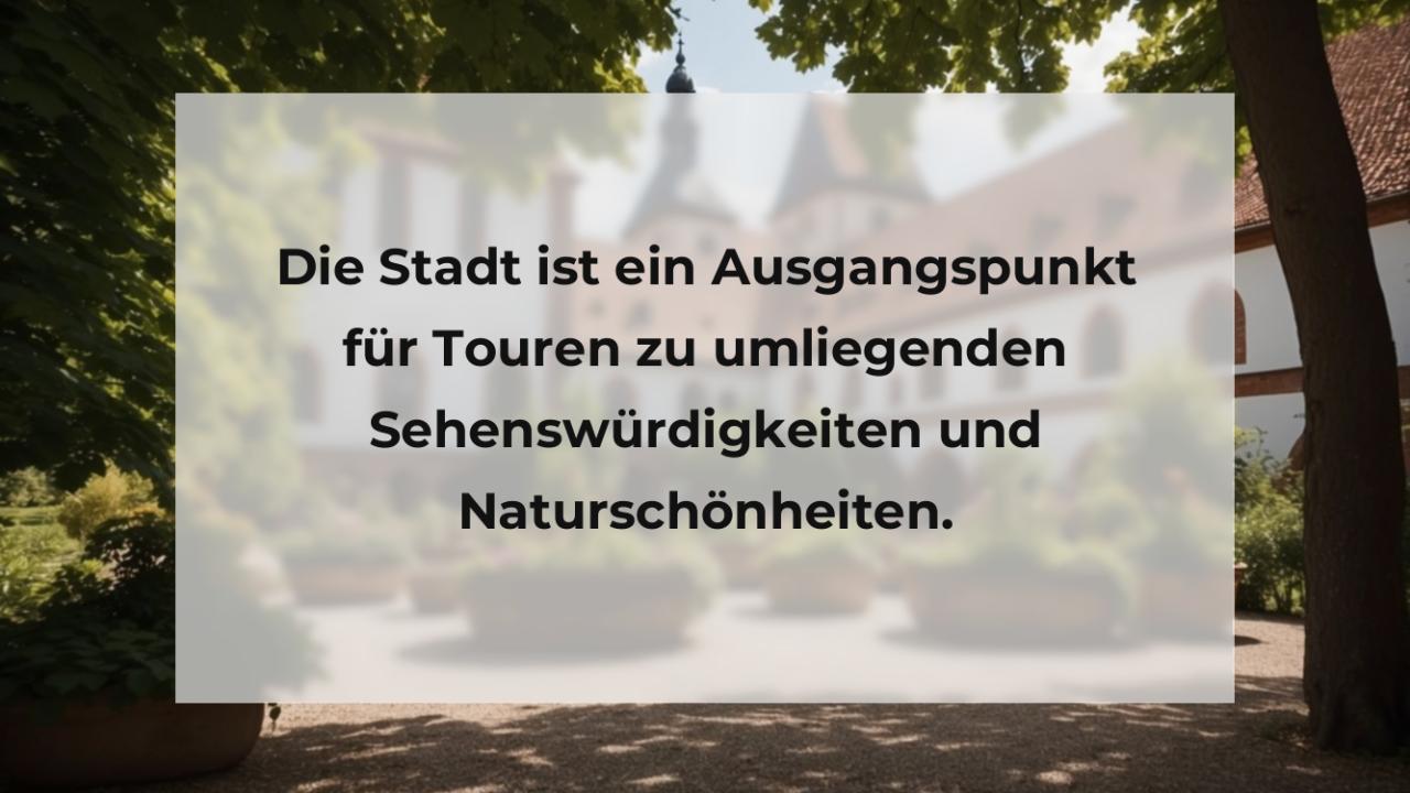 Die Stadt ist ein Ausgangspunkt für Touren zu umliegenden Sehenswürdigkeiten und Naturschönheiten.