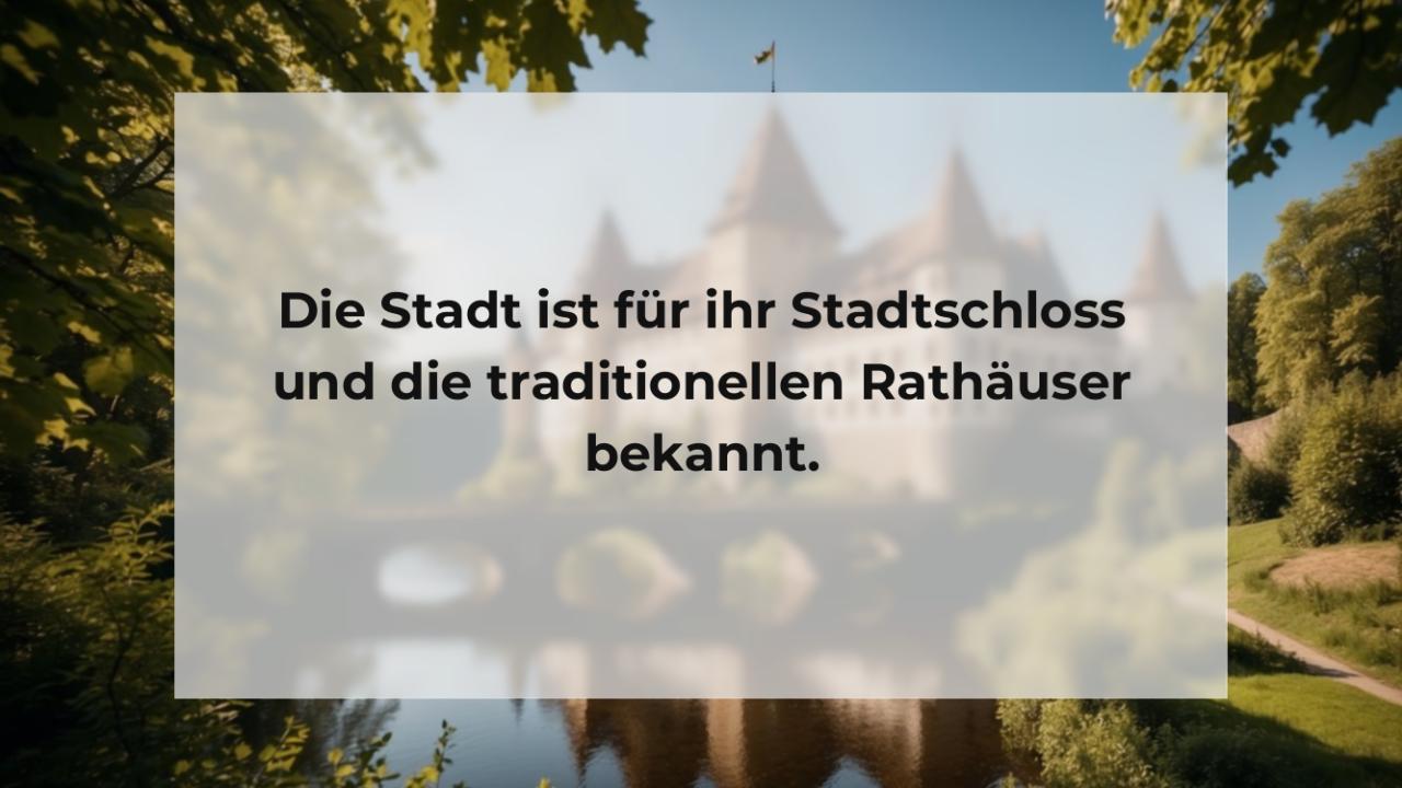 Die Stadt ist für ihr Stadtschloss und die traditionellen Rathäuser bekannt.