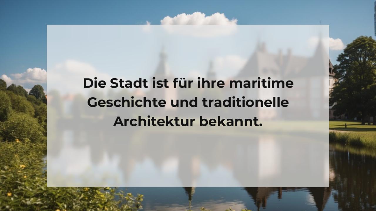 Die Stadt ist für ihre maritime Geschichte und traditionelle Architektur bekannt.