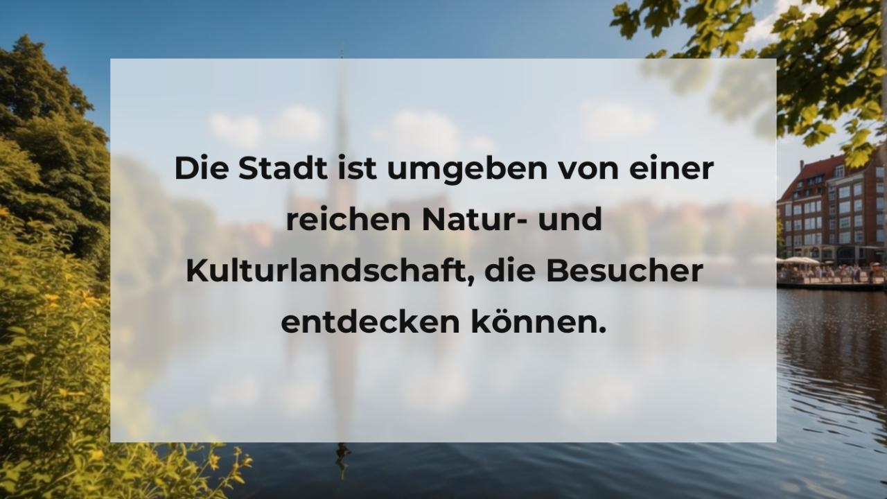 Die Stadt ist umgeben von einer reichen Natur- und Kulturlandschaft, die Besucher entdecken können.