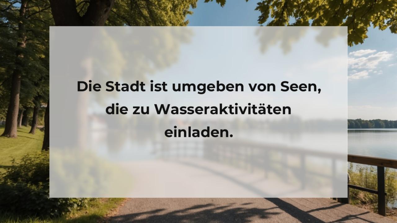 Die Stadt ist umgeben von Seen, die zu Wasseraktivitäten einladen.