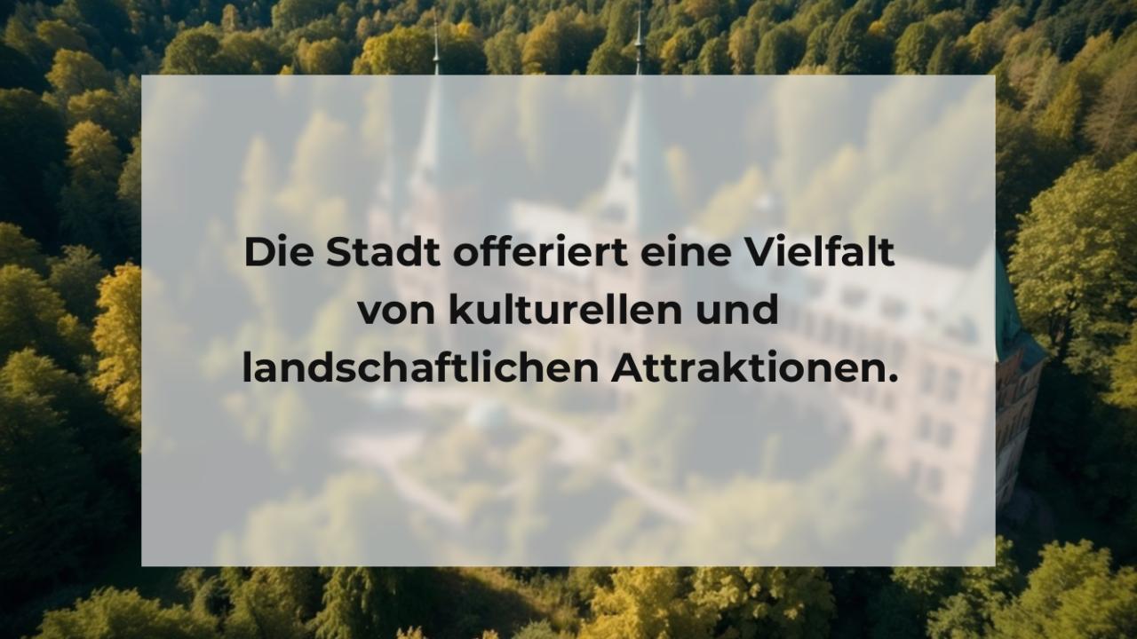 Die Stadt offeriert eine Vielfalt von kulturellen und landschaftlichen Attraktionen.