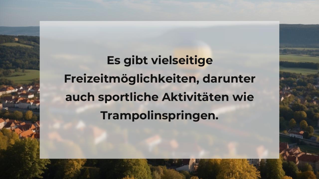 Es gibt vielseitige Freizeitmöglichkeiten, darunter auch sportliche Aktivitäten wie Trampolinspringen.