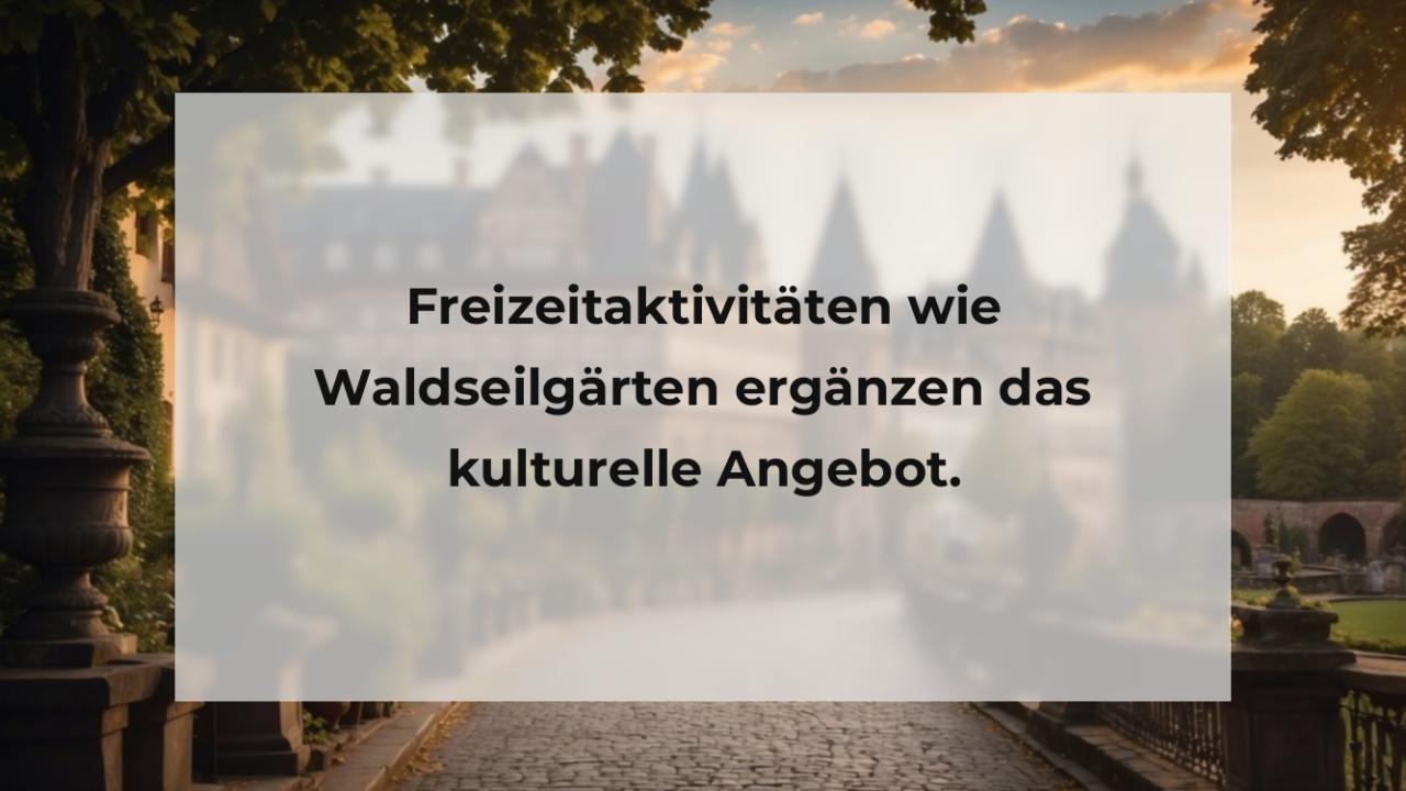 Freizeitaktivitäten wie Waldseilgärten ergänzen das kulturelle Angebot.