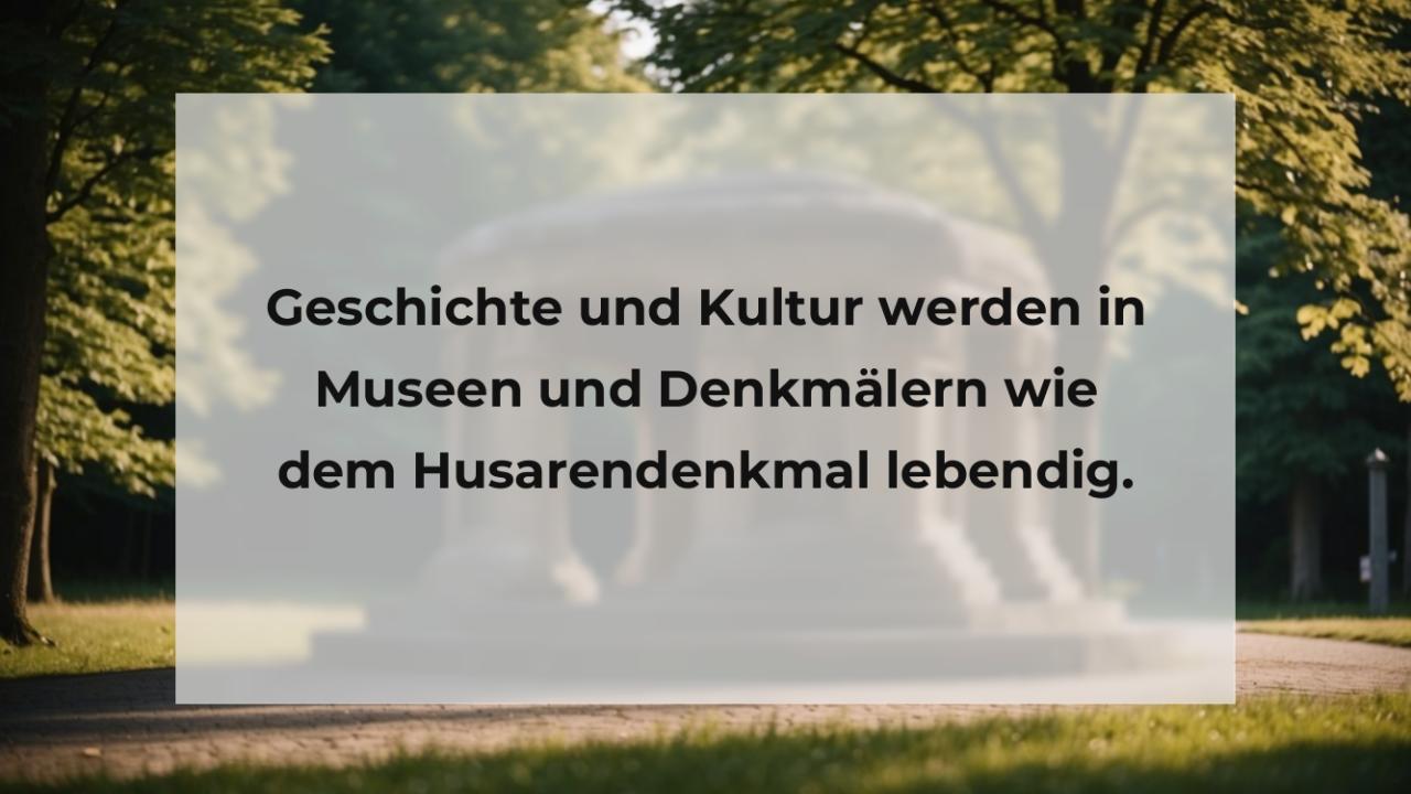 Geschichte und Kultur werden in Museen und Denkmälern wie dem Husarendenkmal lebendig.