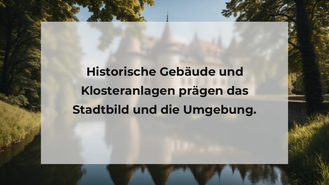 Historische Gebäude und Klosteranlagen prägen das Stadtbild und die Umgebung.