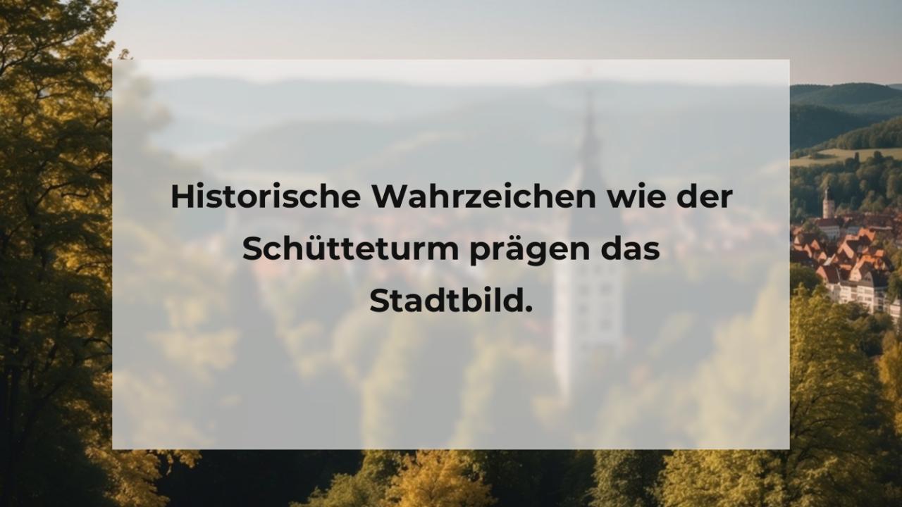 Historische Wahrzeichen wie der Schütteturm prägen das Stadtbild.