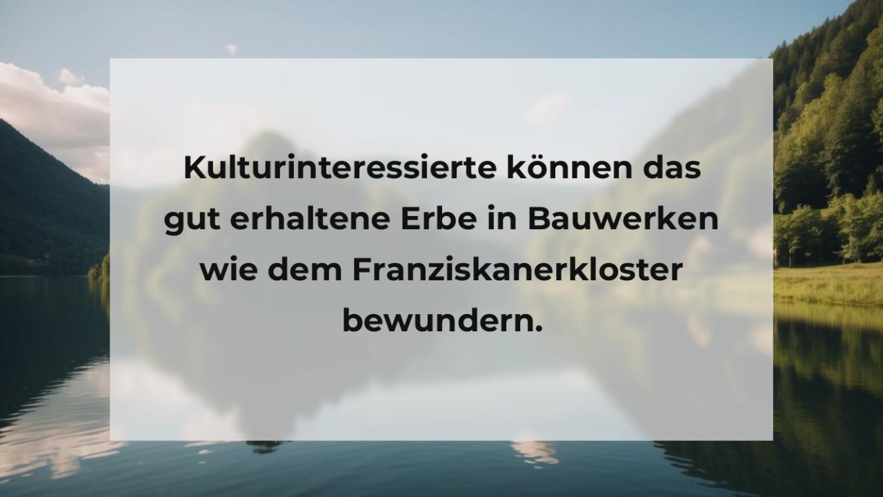 Kulturinteressierte können das gut erhaltene Erbe in Bauwerken wie dem Franziskanerkloster bewundern.