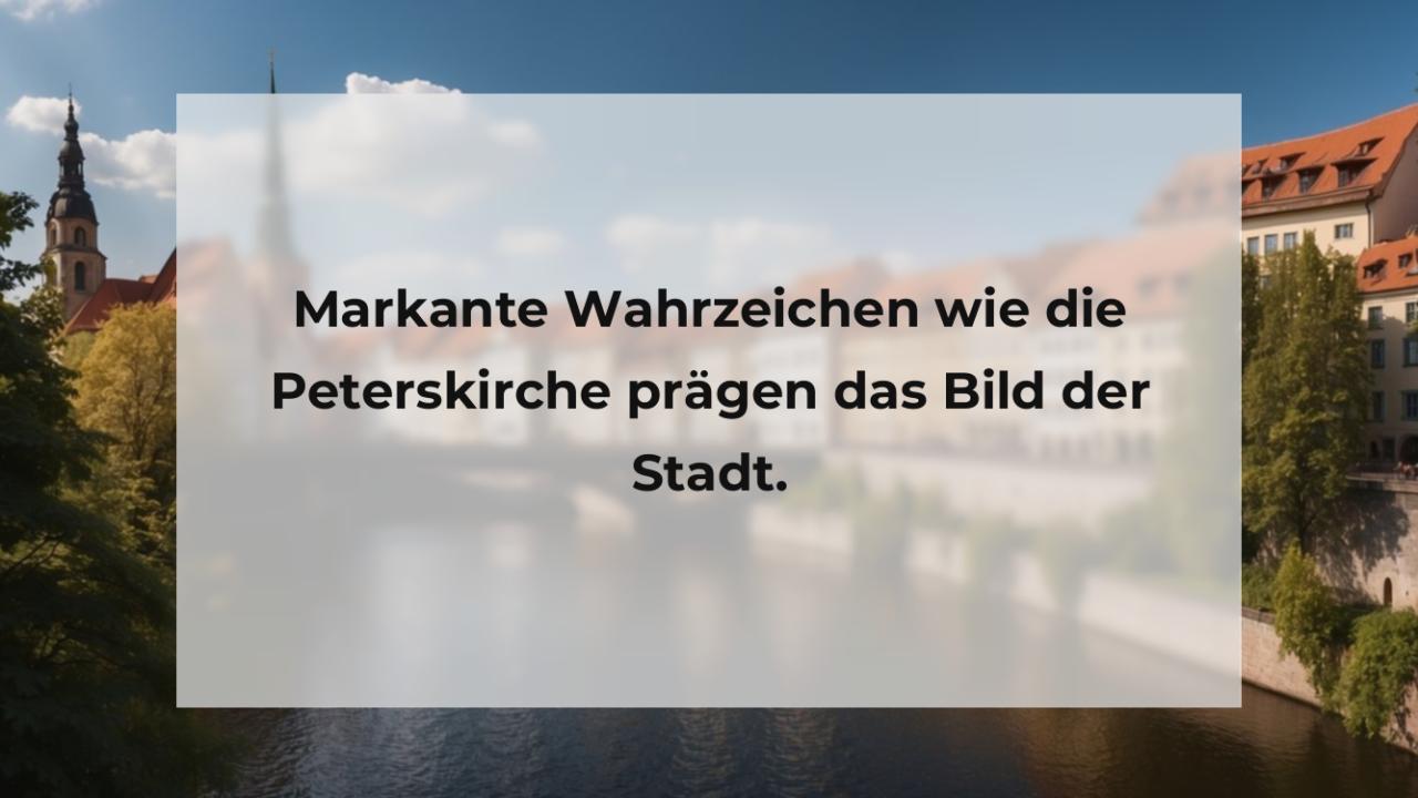 Markante Wahrzeichen wie die Peterskirche prägen das Bild der Stadt.