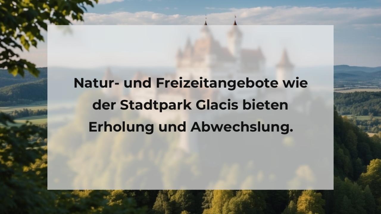 Natur- und Freizeitangebote wie der Stadtpark Glacis bieten Erholung und Abwechslung.