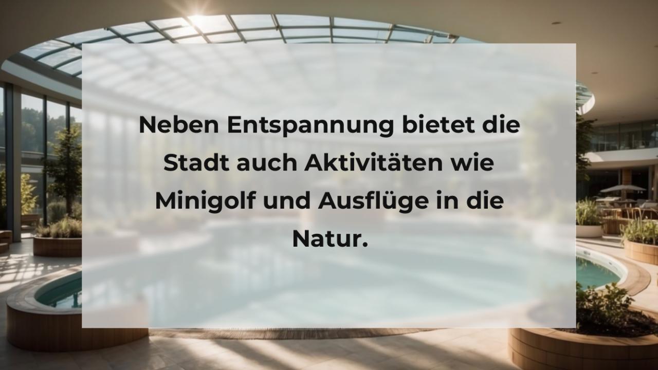 Neben Entspannung bietet die Stadt auch Aktivitäten wie Minigolf und Ausflüge in die Natur.